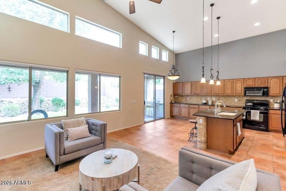 2244 W Spur Dr - Photo 4 of 14