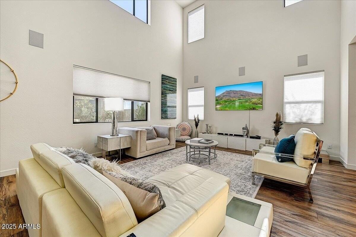 829 E Monte Way - Photo 3 of 45