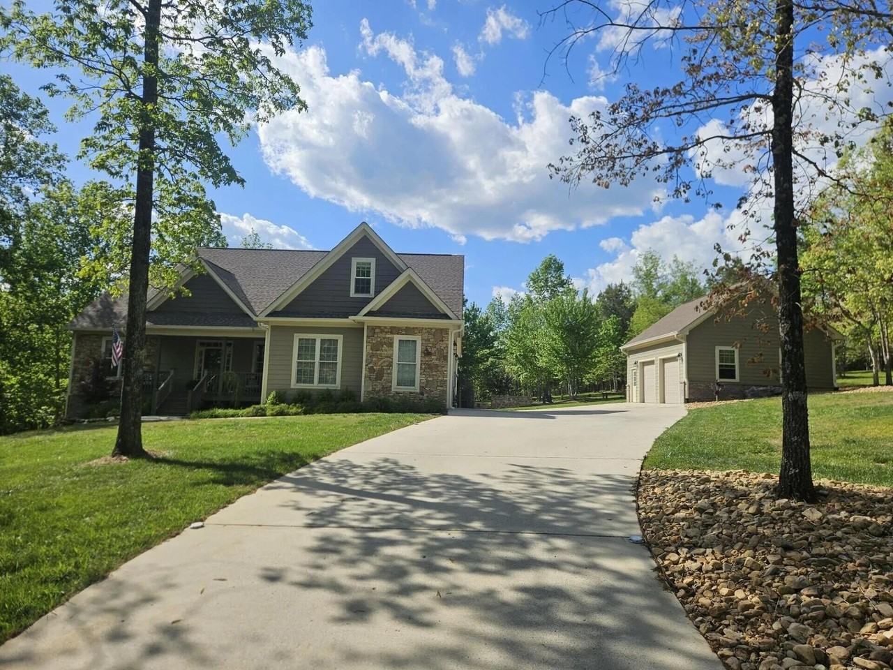 1625 River Bluffs Dr