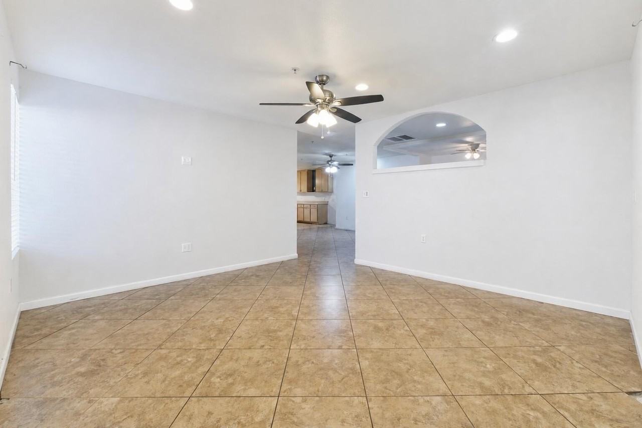 85815 Avenida Raylynn - Photo 2 of 15