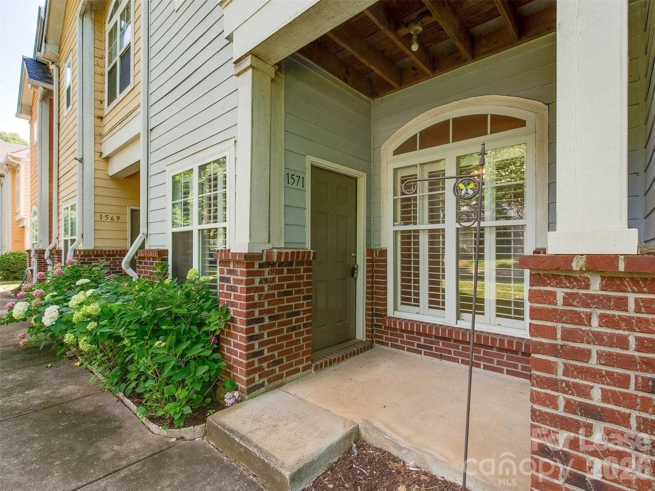 1571 Pecan Ave - Photo 5 of 35
