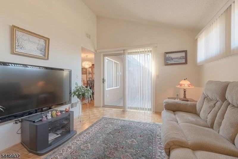 24 Mcchesney Ct - Photo 7 of 18