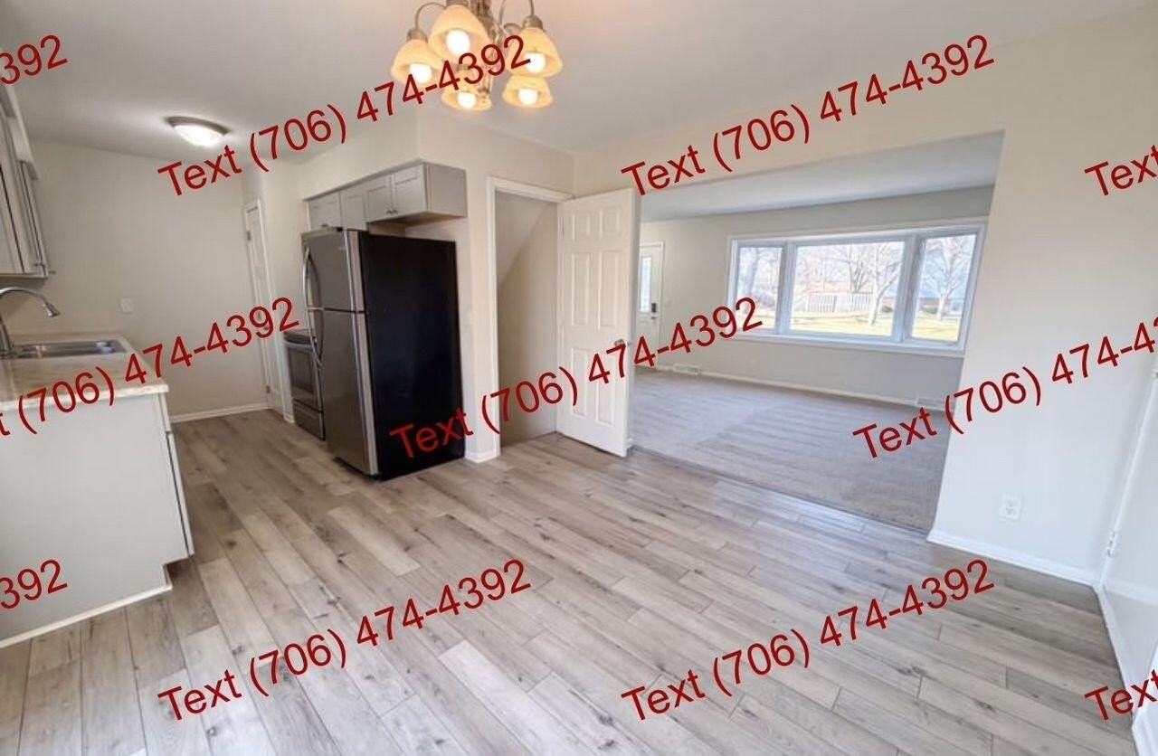115 Pecan St - Photo 3 of 9