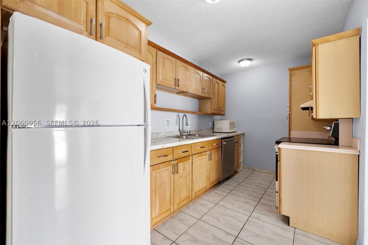 2028 Sw 103rd Ct #2028 - Photo 4 of 30