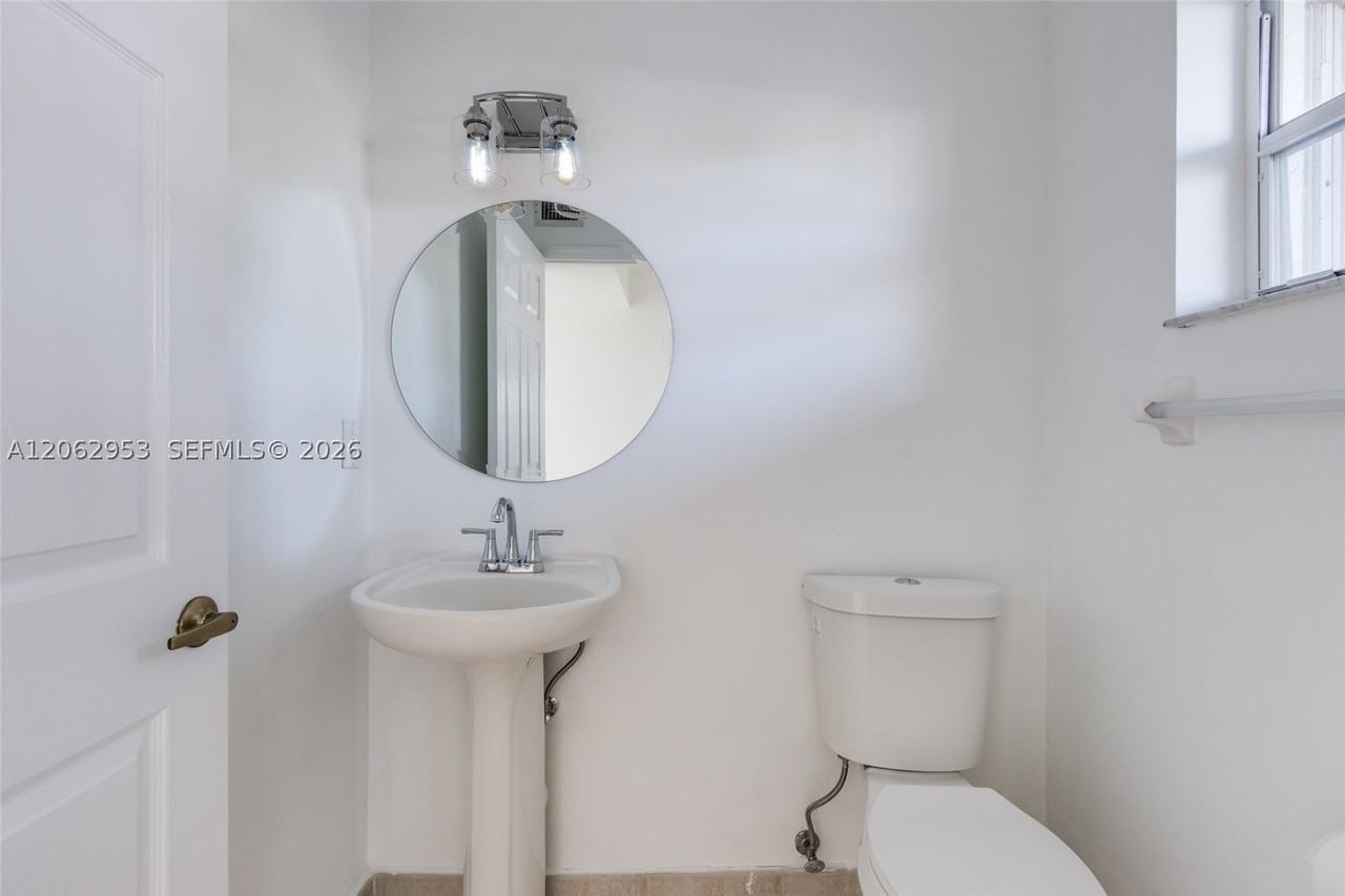 1540 N Trafalgar Cir - Photo 5 of 24