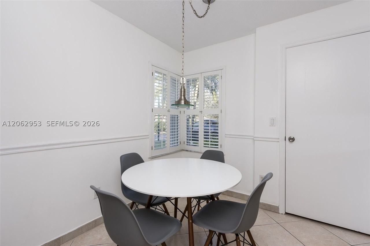 1540 N Trafalgar Cir - Photo 6 of 24