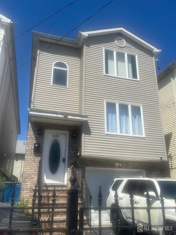 1089 Magnolia Ave
