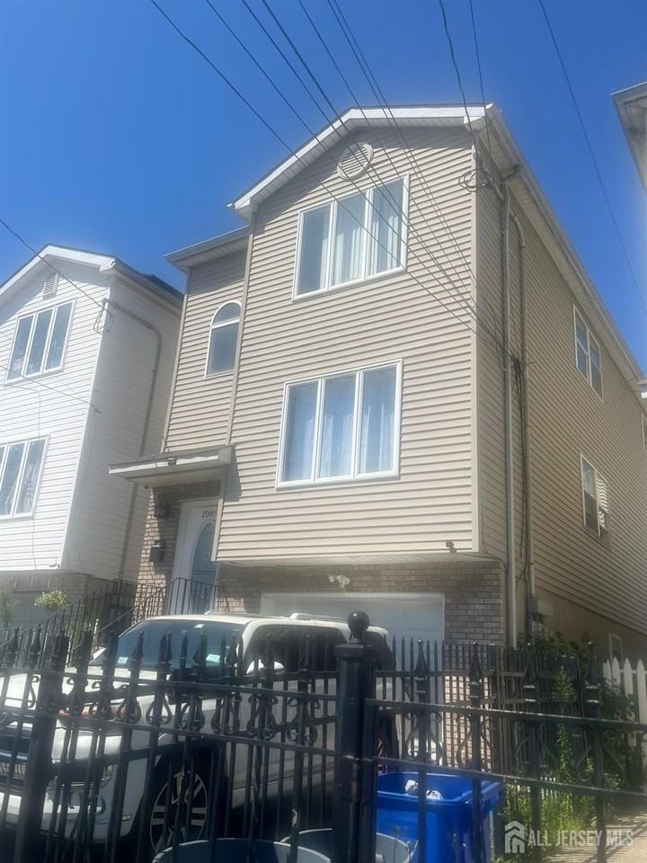 1089 Magnolia Ave - Photo 2 of 12