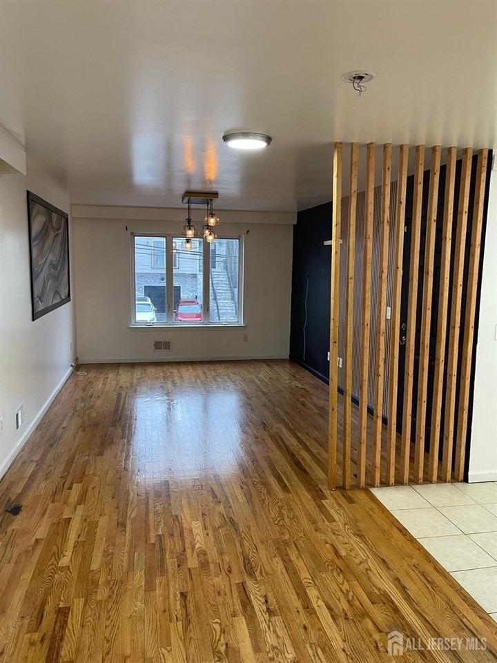1089 Magnolia Ave - Photo 4 of 12