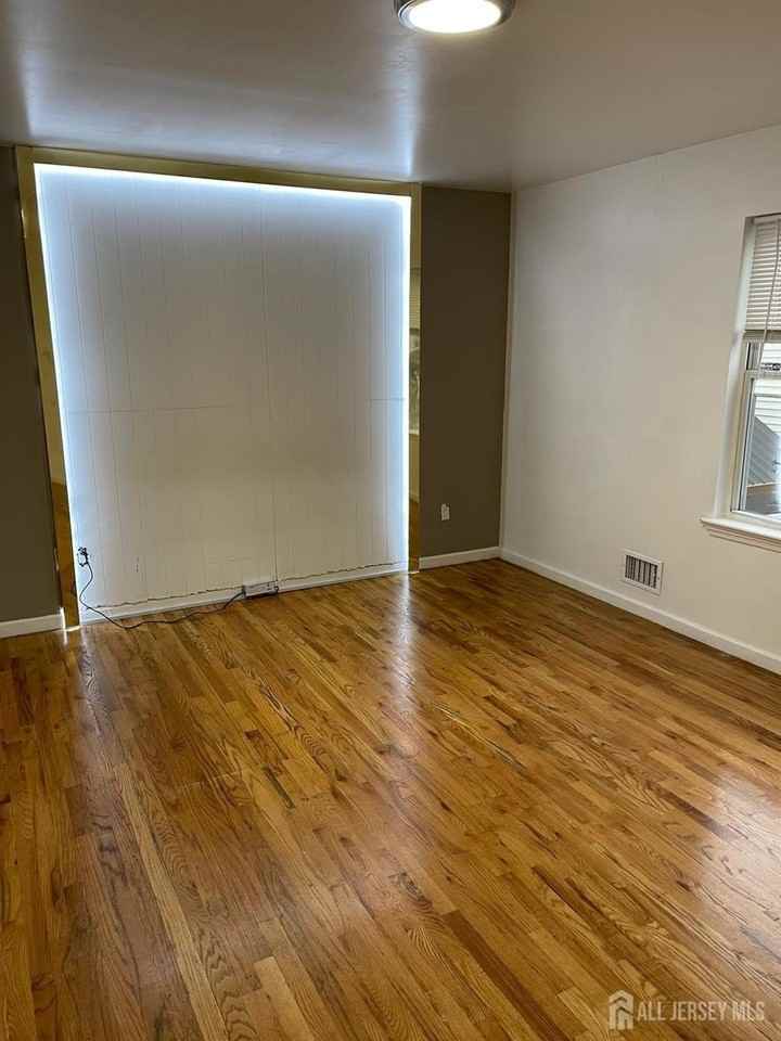 1089 Magnolia Ave - Photo 6 of 12