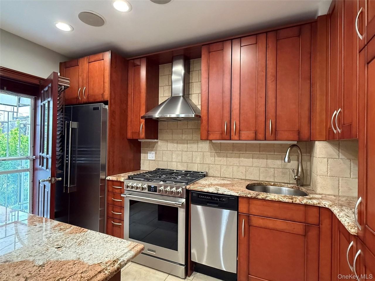 6194 Grove St - Photo 3 of 12
