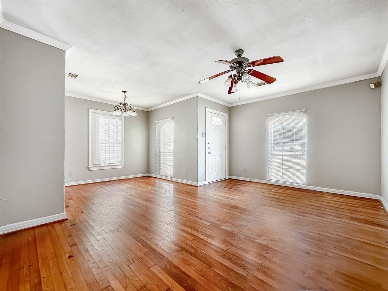 6340 Parkdale Dr - Photo 5 of 19