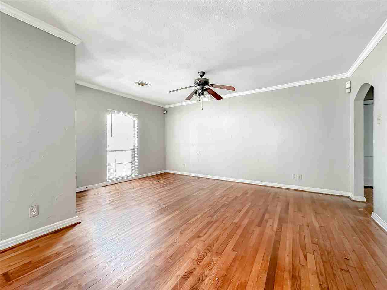 6340 Parkdale Dr - Photo 7 of 19