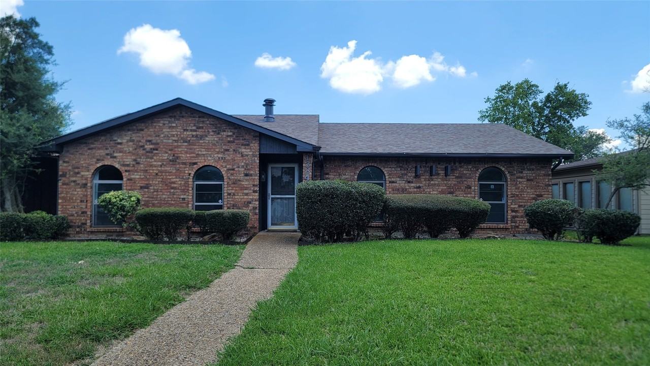 1334 Paris Dr - Photo 2 of 26