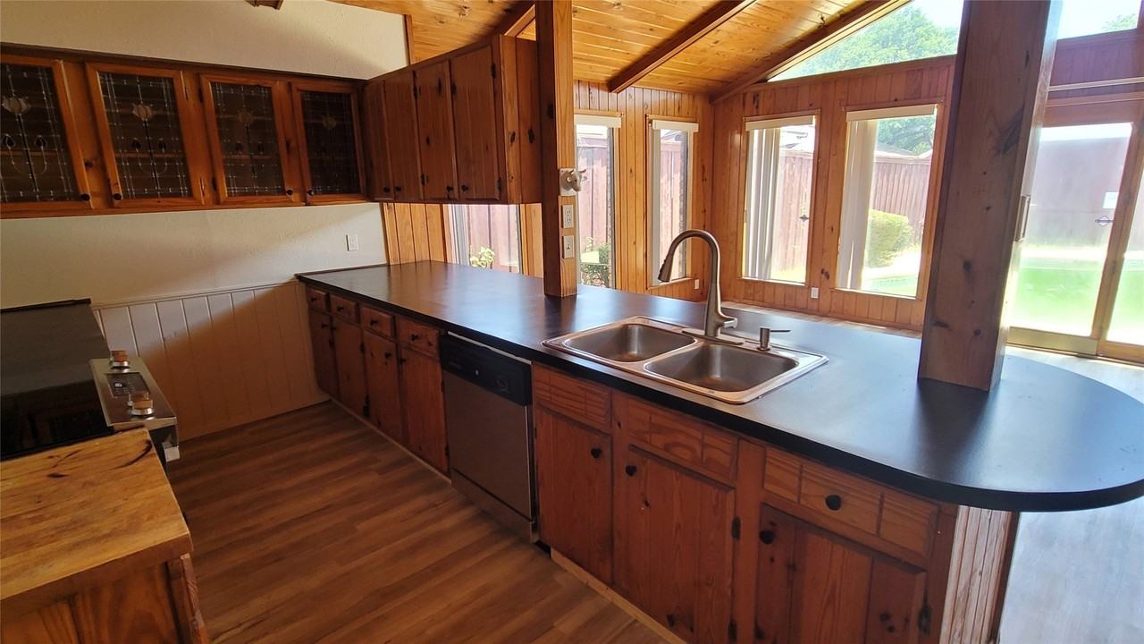1334 Paris Dr - Photo 4 of 26