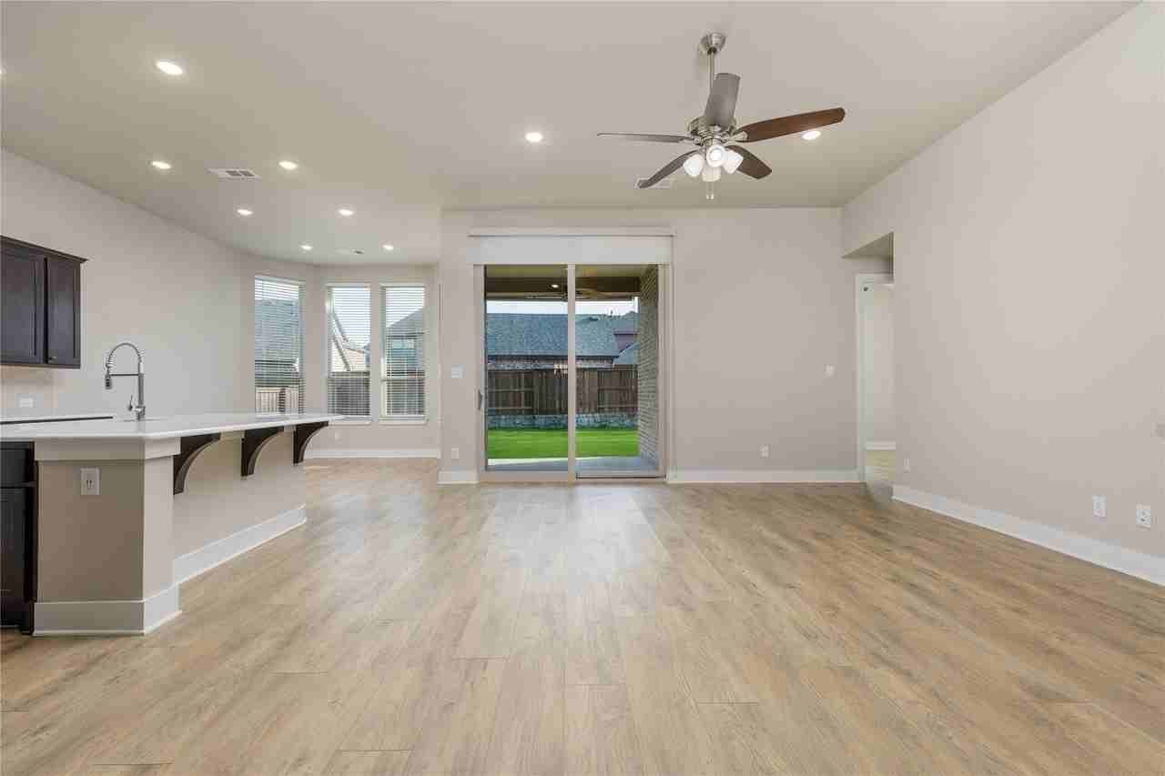 1829 Leo Dr - Photo 4 of 39