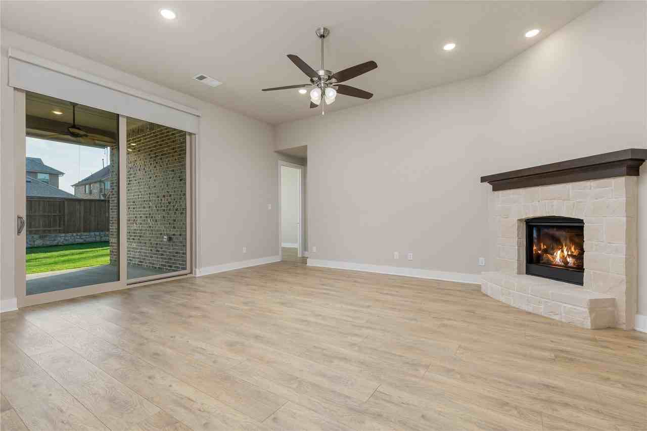 1829 Leo Dr - Photo 6 of 39