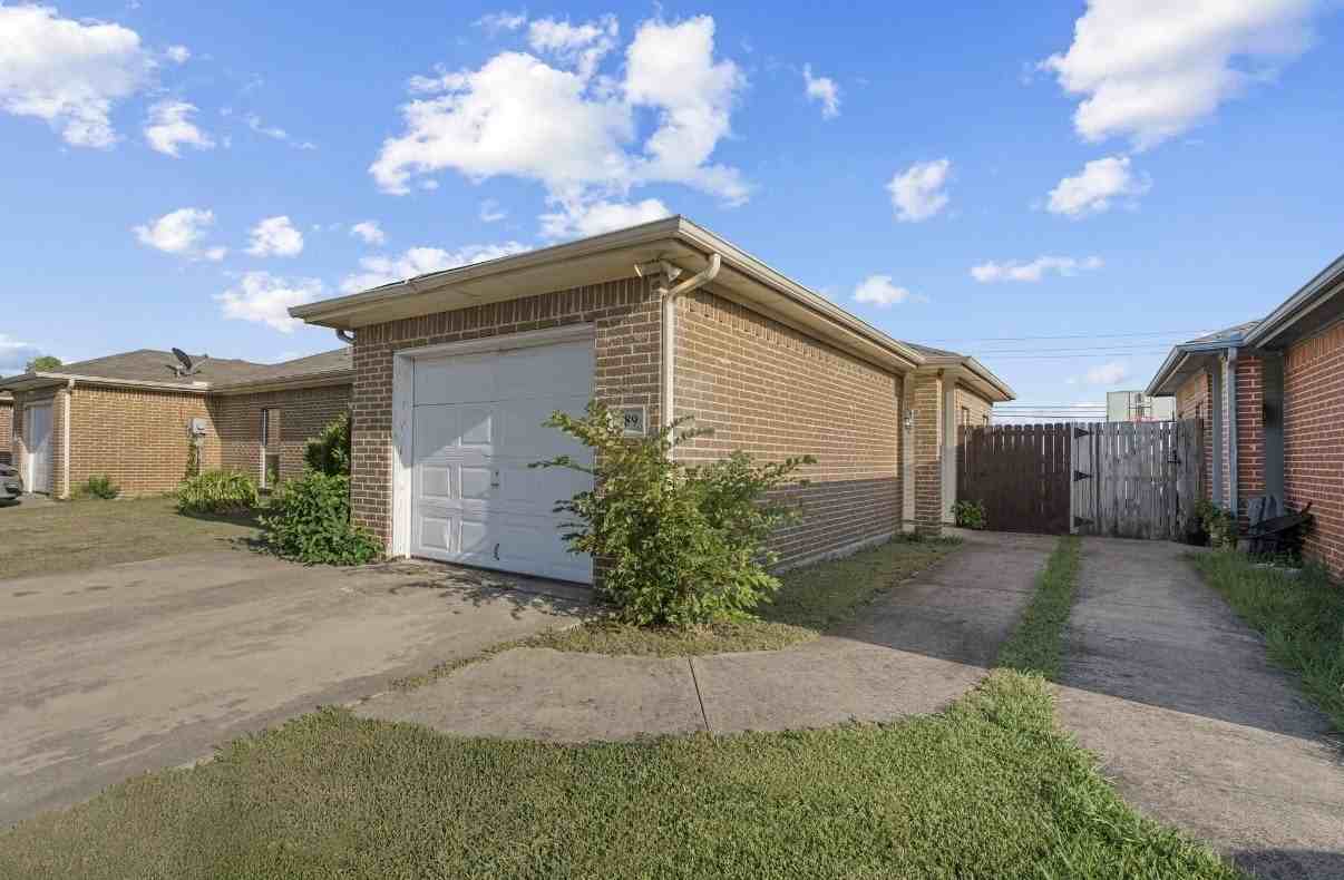 989 Lake Dr
