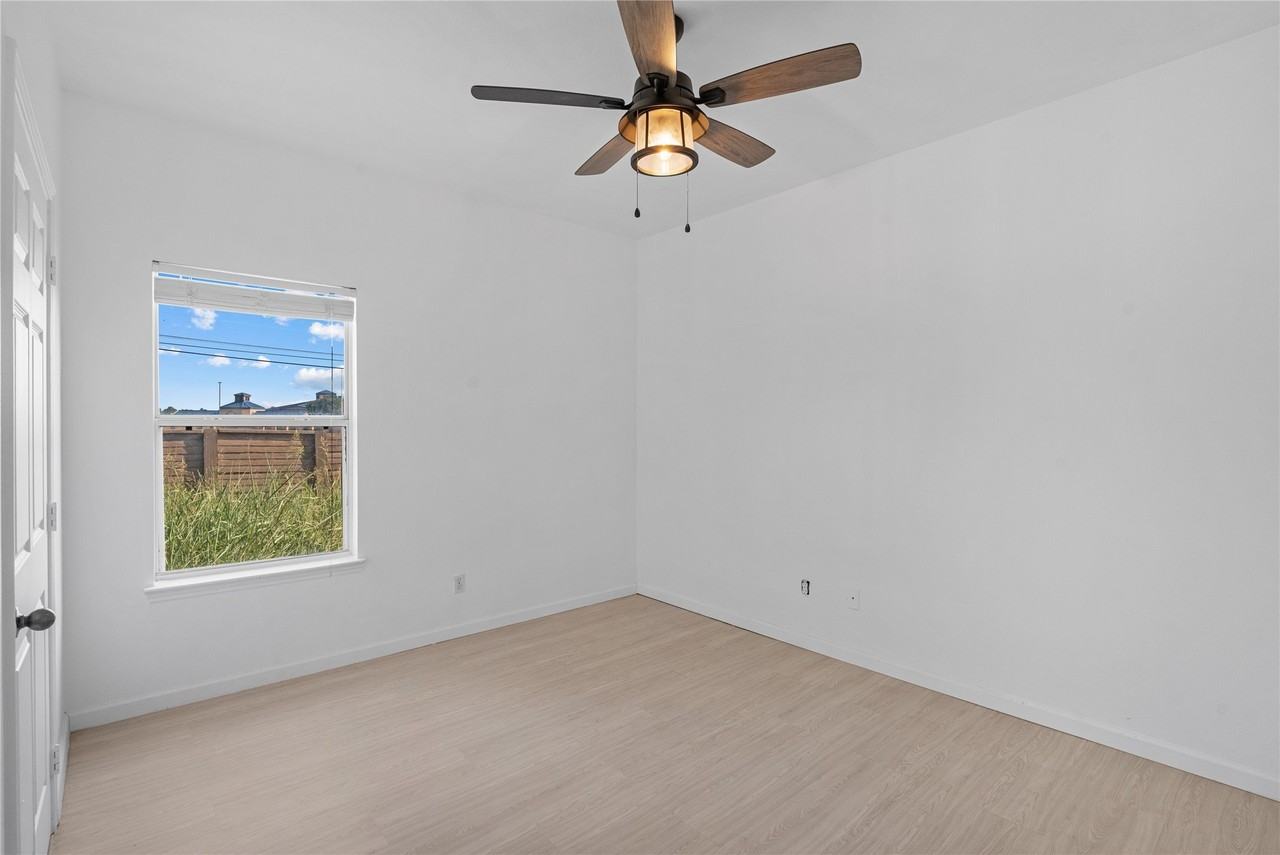 989 Lake Dr - Photo 3 of 13