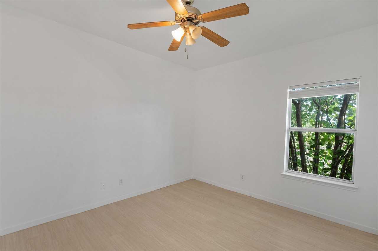 989 Lake Dr - Photo 5 of 13