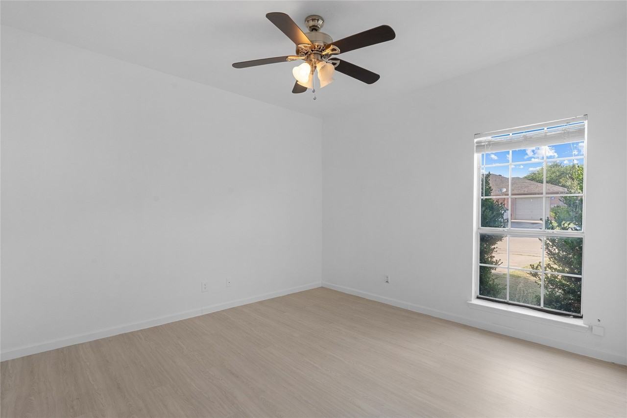 989 Lake Dr - Photo 7 of 13