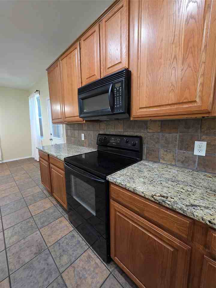 1913 Bradford Pear Sq - Photo 4 of 15