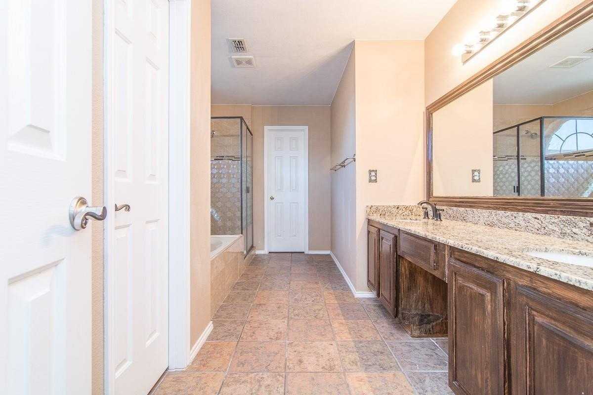 1913 Bradford Pear Sq - Photo 5 of 15