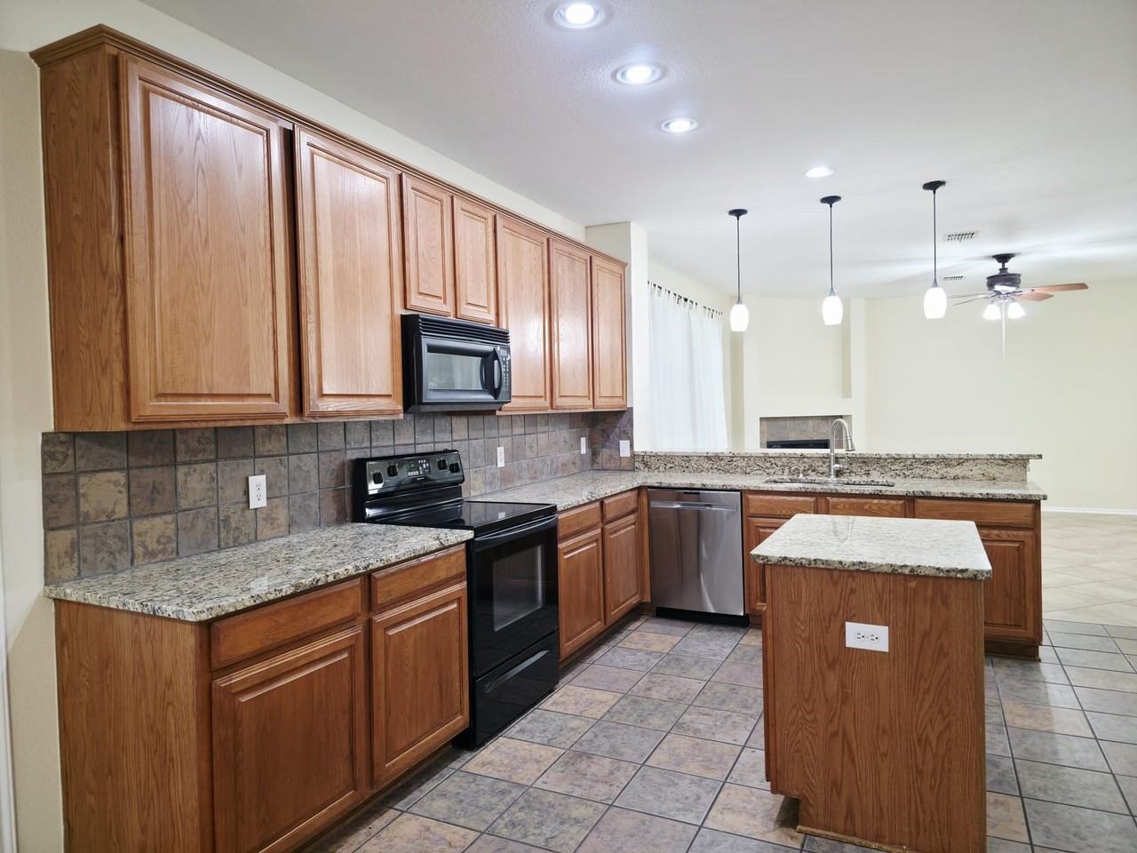 1913 Bradford Pear Sq - Photo 6 of 15