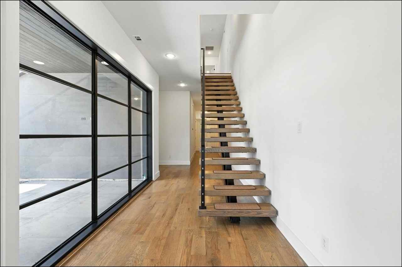 3523 N Versailles Ave - Photo 7 of 40