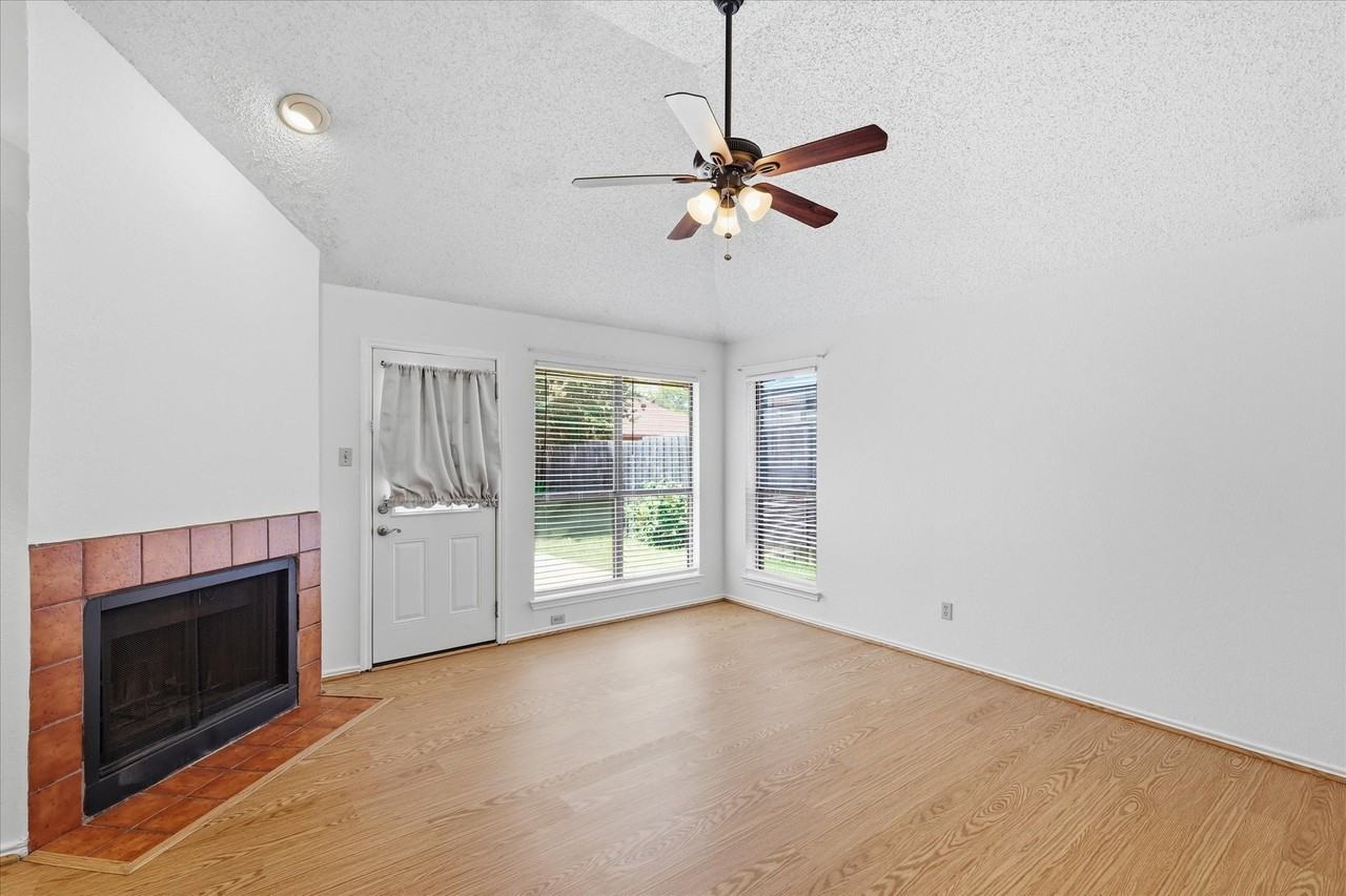 559 Lee Dr - Photo 4 of 16
