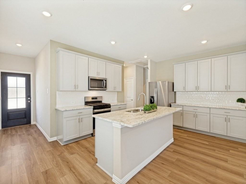 1725 Arches Rd - Photo 4 of 31