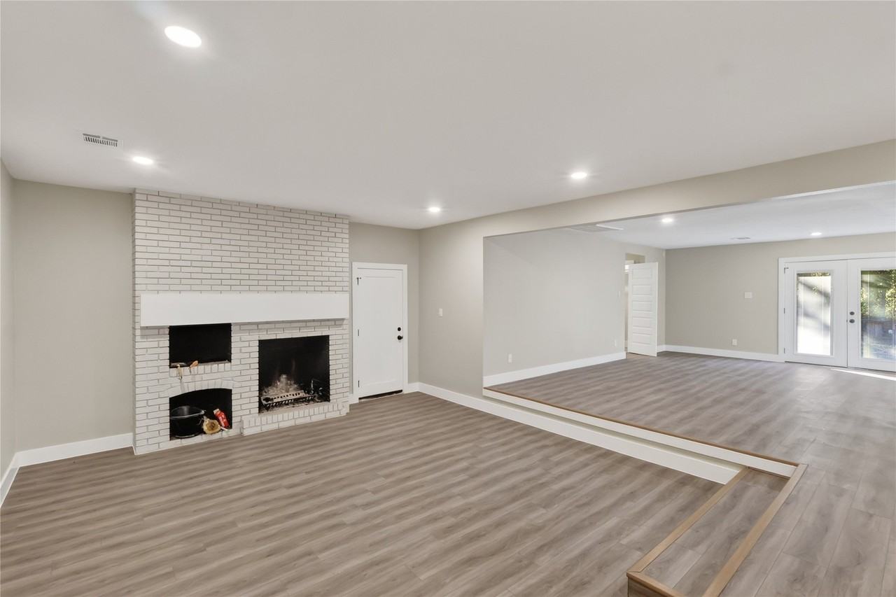 209 W 9th St - Photo 2 of 28