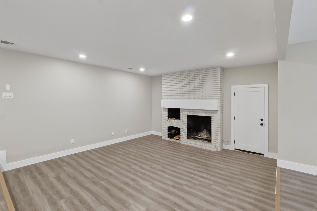 209 W 9th St - Photo 3 of 28
