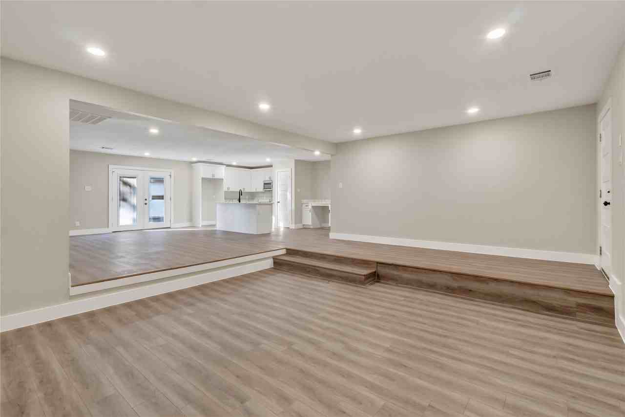 209 W 9th St - Photo 4 of 28