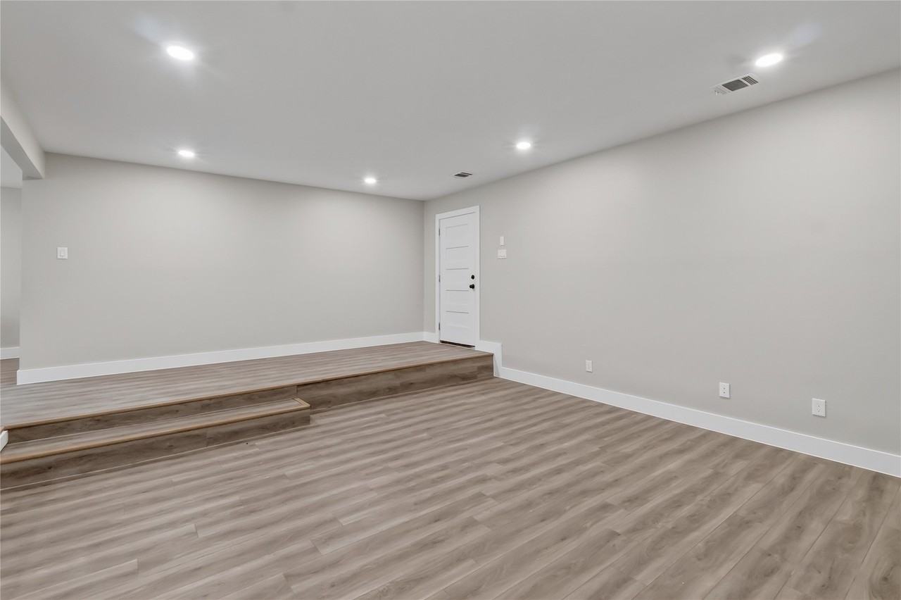 209 W 9th St - Photo 5 of 28