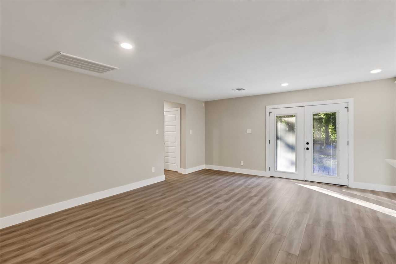 209 W 9th St - Photo 7 of 28