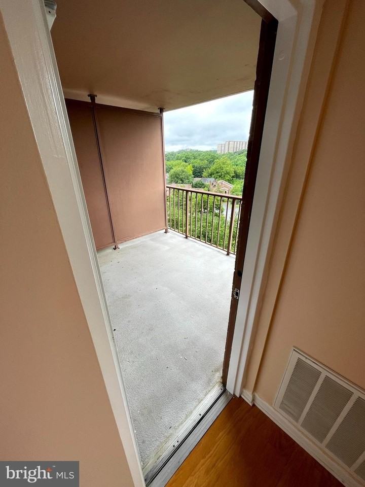 10101 Grosvenor Pl #1119 - Photo 4 of 37