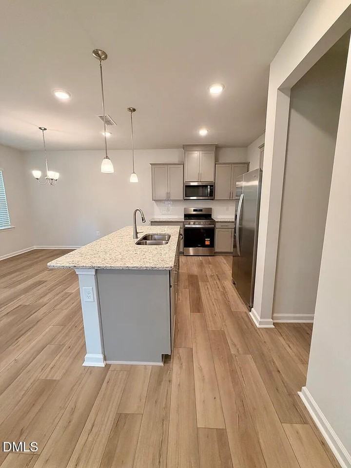 215 Broomside Ave - Photo 6 of 24