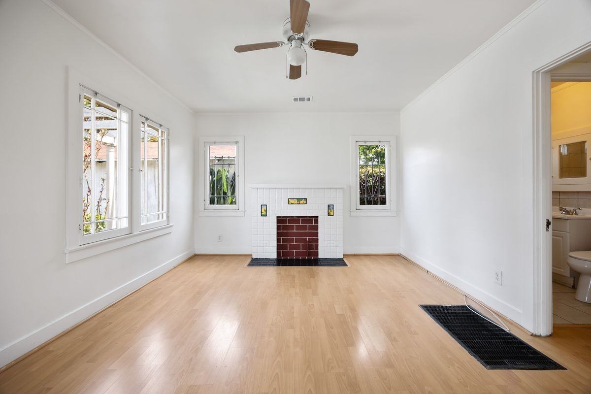 1712 1/2 W 39th St - Photo 2 of 10