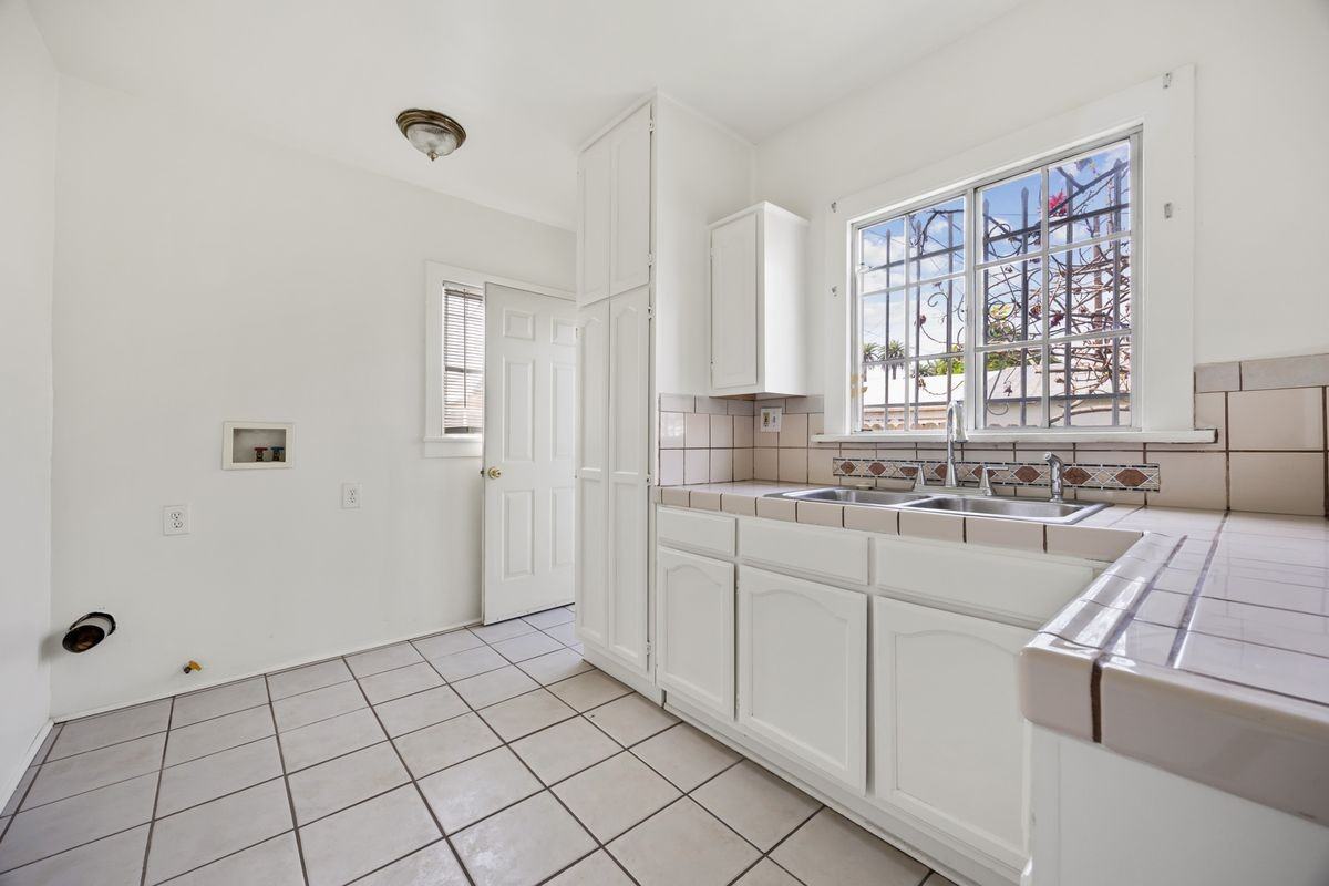 1712 1/2 W 39th St - Photo 5 of 10
