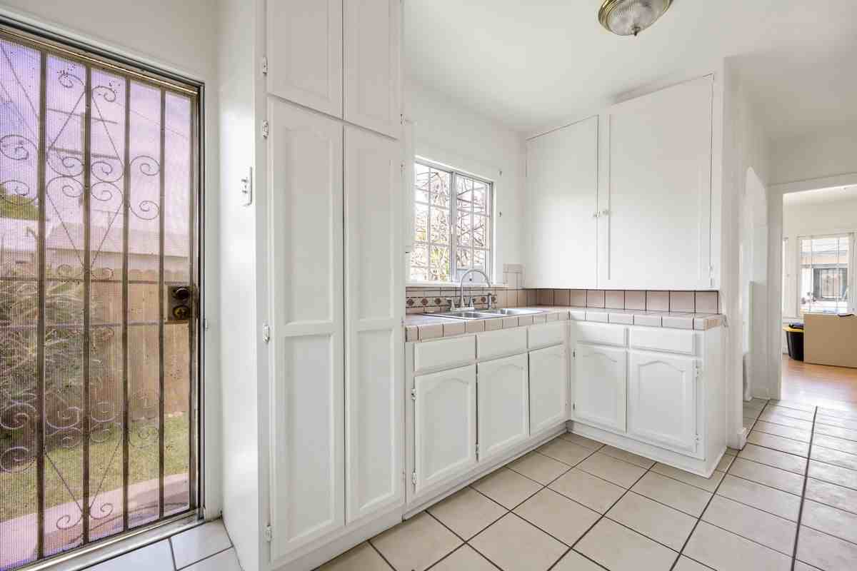 1712 1/2 W 39th St - Photo 6 of 10