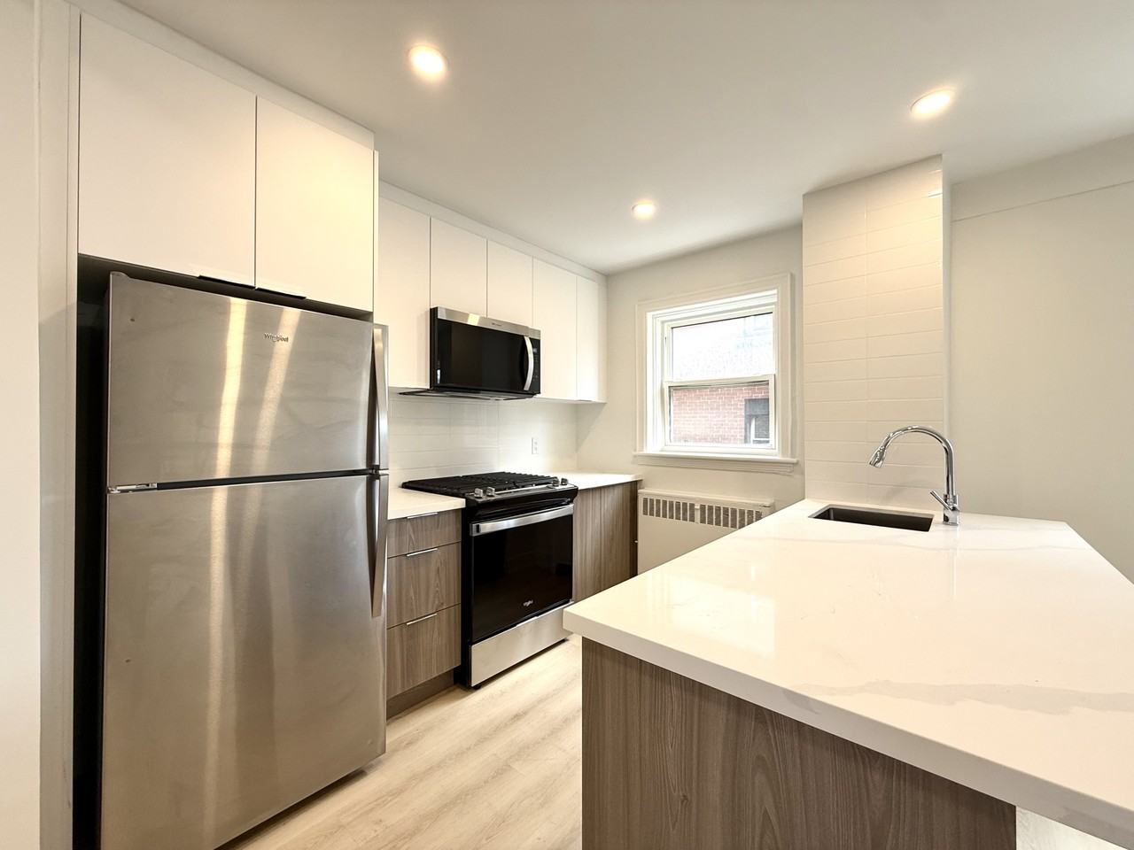 1024 King St E - Photo 2 of 11