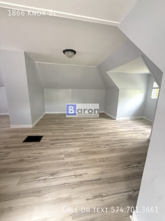 1866 Knox St - Photo 2 of 11
