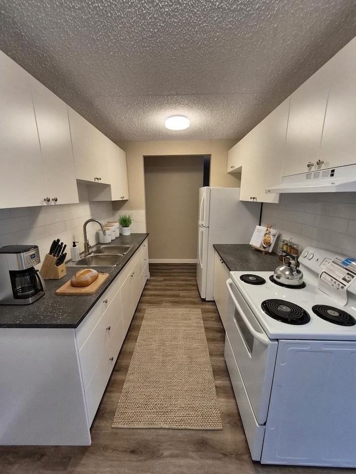 Bonnie Doon Manor - Photo 7 of 18