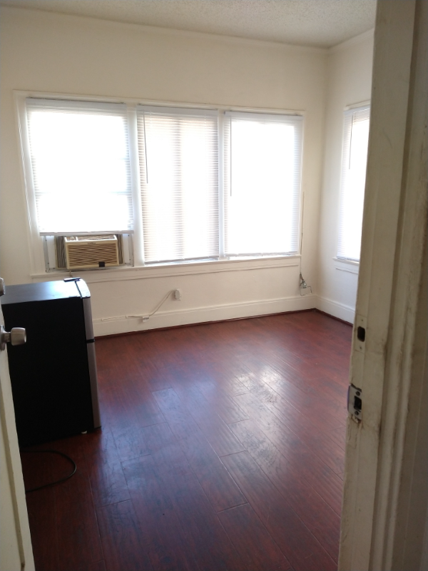 1833 W 11th Pl - Photo 3 of 4