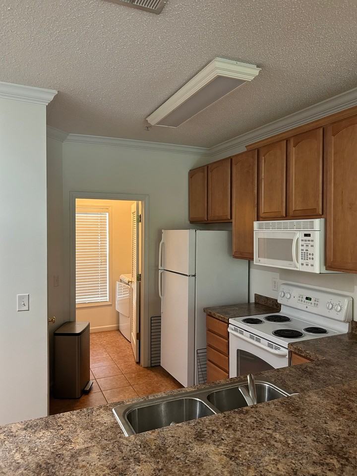 5822 Longwood Dr #302 - Photo 5 of 7