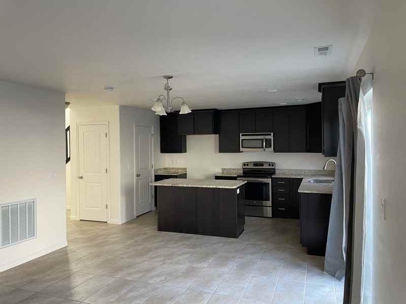 1118 W Stonehaven Dr - Photo 2 of 9