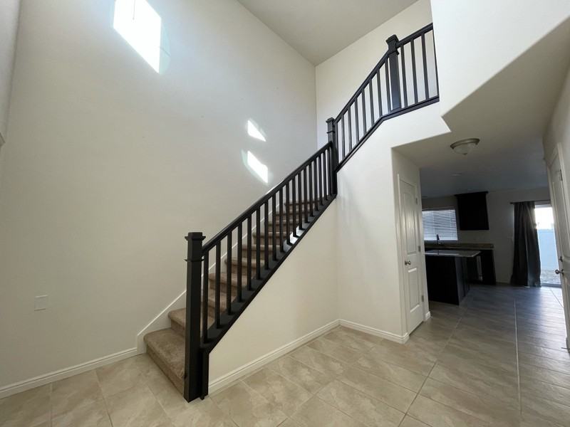 1118 W Stonehaven Dr - Photo 3 of 9