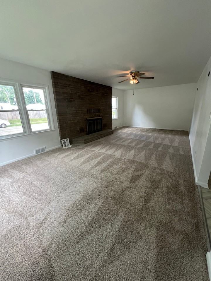 634 N Mount Pleasant Ave - Photo 2 of 11