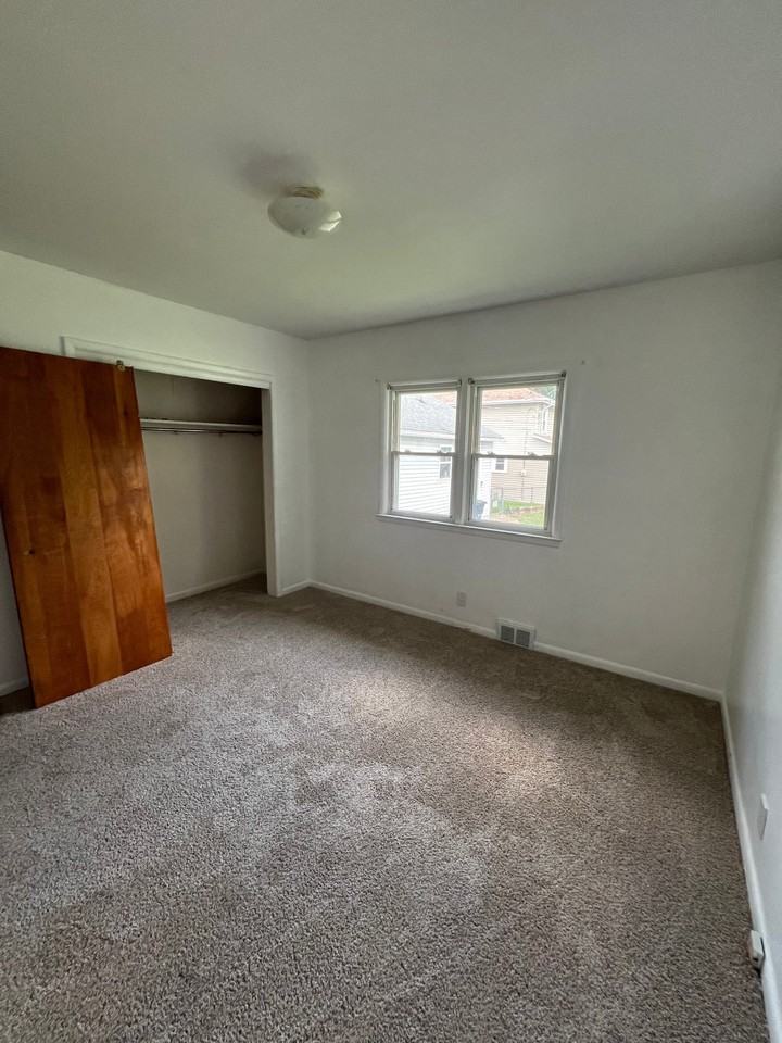 634 N Mount Pleasant Ave - Photo 3 of 11